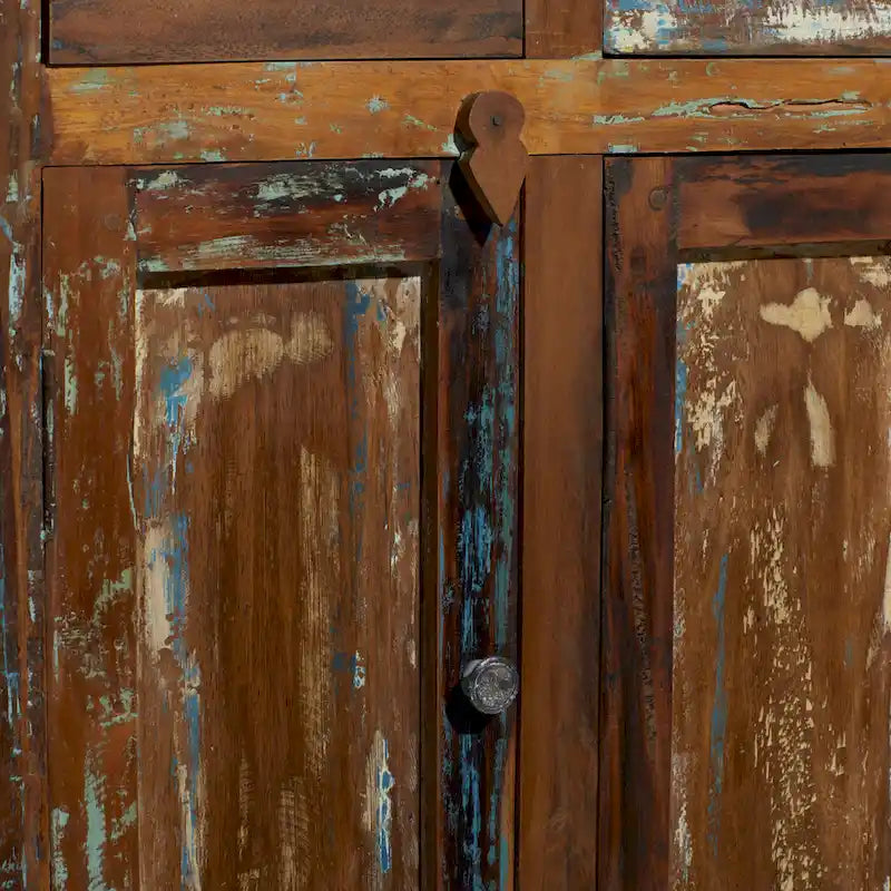 Armoire artisanale en bois brun