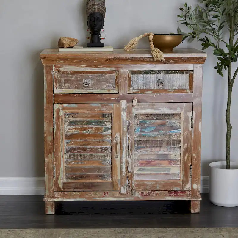 Armoire artisanale en bois brun
